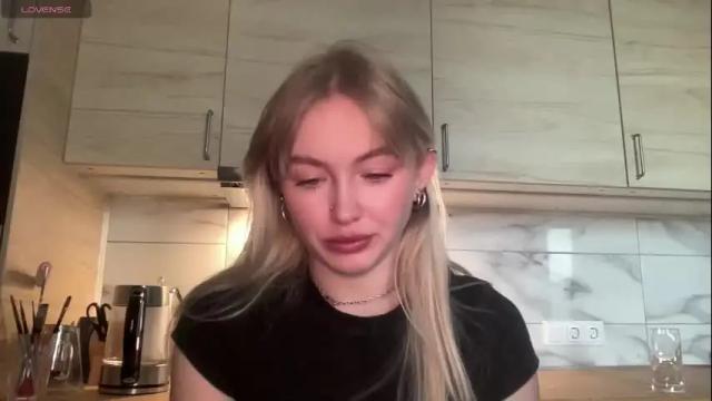 Image 8 of charming_daisy Stream on Chaturbate on 1 month ago
