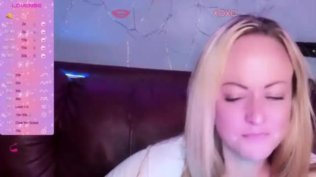 Image 2 of chelseelynn Stream on Chaturbate on 21 months ago