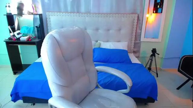 Image 2 of chiqui_milk_ Stream on Chaturbate on 5 months ago