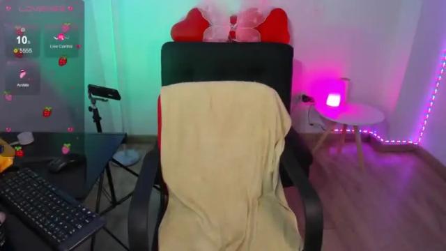 Image 6 of chloe_blue73 Stream on Chaturbate on 16 months ago