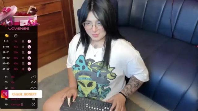 Image 4 of chloe_bonnet Stream on Chaturbate on 7 months ago