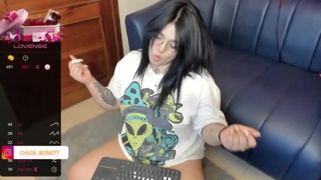 Image 5 of chloe_bonnet Stream on Chaturbate on 7 months ago