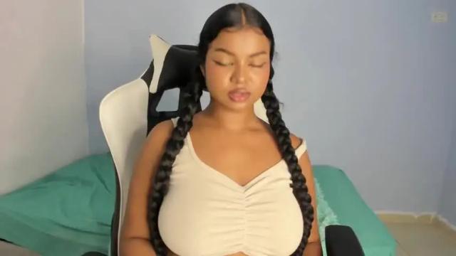 Image 4 of chloe_evans21 Stream on Chaturbate on 14 months ago