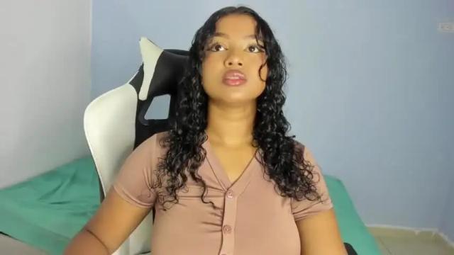 Image 4 of chloe_evans21 Stream on Chaturbate on 14 months ago