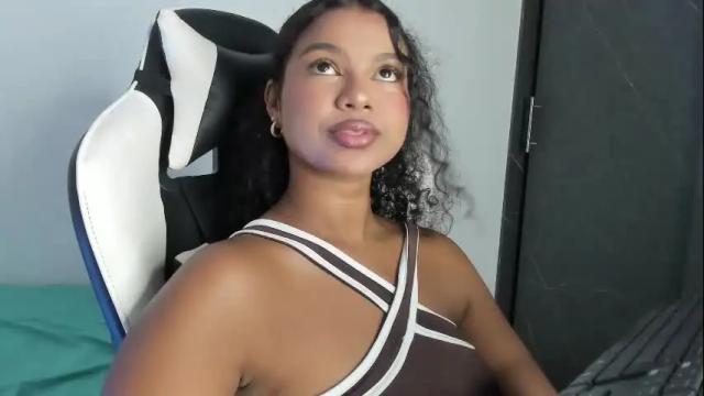 Image 2 of chloe_evans21 Stream on Chaturbate on 1 month ago