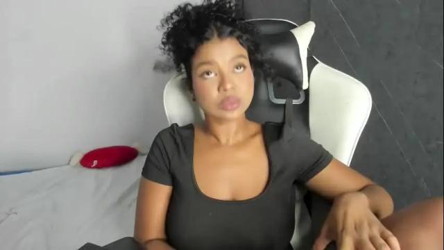 Image 2 of chloe_evans21 Stream on Chaturbate on 3 months ago