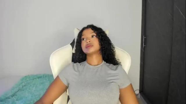 Image 2 of chloe_evans21 Stream on Chaturbate on 3 months ago