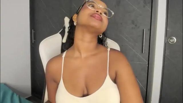 Image 2 of chloe_evans21 Stream on Chaturbate on 6 days ago