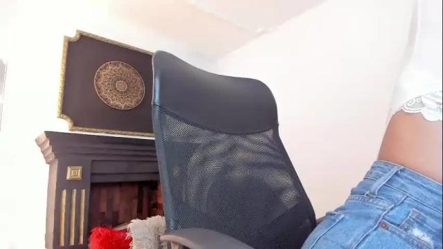 Image 2 of chloe_evanx_ Stream on Chaturbate on 1 month ago