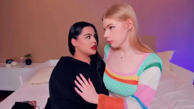 Image 2 of chloe_groovy Stream on Chaturbate on 17 months ago
