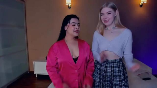 Image 2 of chloe_groovy Stream on Chaturbate on 17 months ago