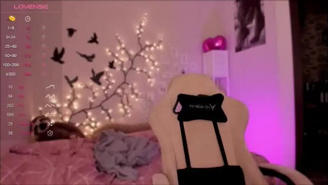 Image 2 of chloe_murrr Stream on Chaturbate on 9 days ago