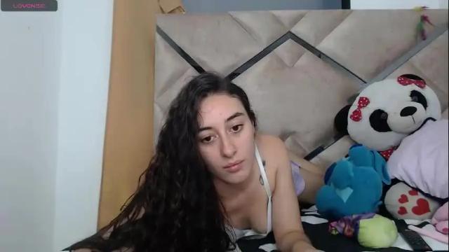 Image 6 of chloe_vahos Stream on Chaturbate on 24 days ago