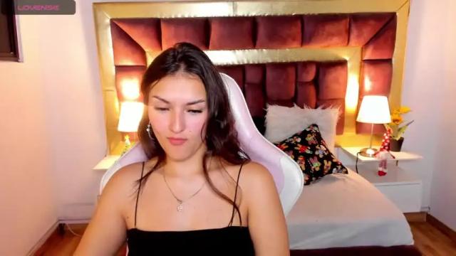 Image 4 of chloee_fox Stream on Chaturbate on 17 months ago
