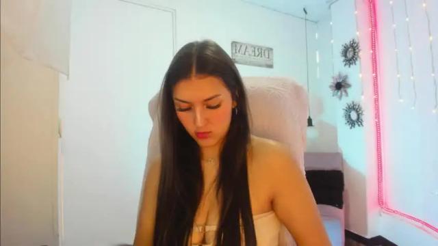 Image 4 of chloee_fox Stream on Chaturbate on 16 months ago