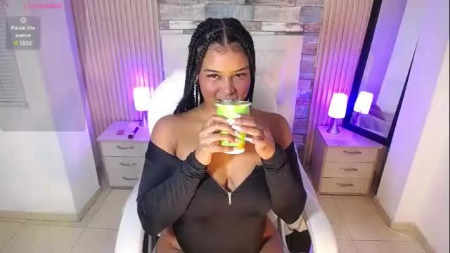 Image 4 of chloee_hs Stream on Chaturbate on 6 months ago