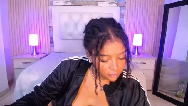 Image 6 of chloee_hs Stream on Chaturbate on 6 months ago