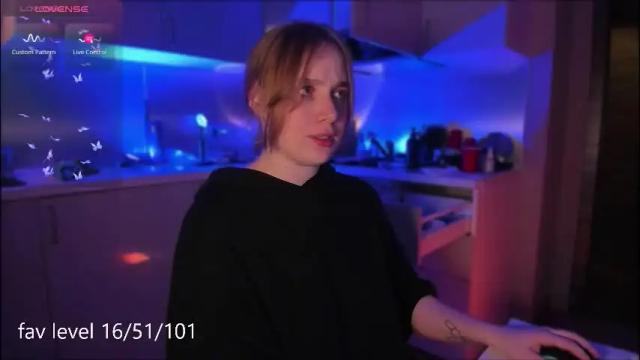 Image 2 of chloegins Stream on Chaturbate on 5 months ago