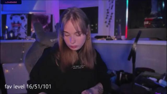 Image 3 of chloegins Stream on Chaturbate on 2 months ago