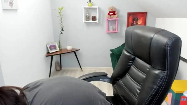 Image 11 of chloehottie Stream on Chaturbate on 15 months ago
