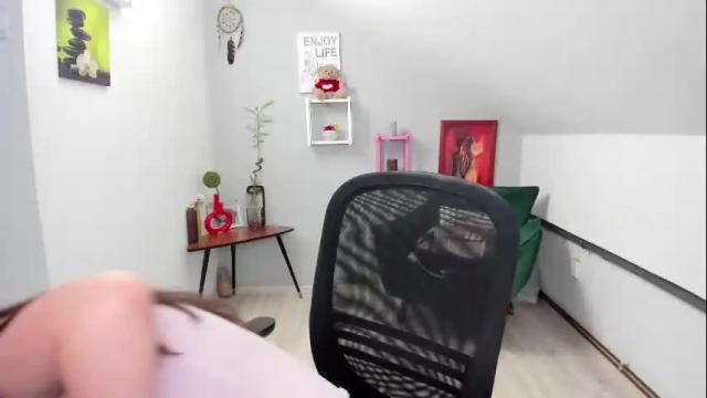 Image 3 of chloehottie Stream on Chaturbate on 1 month ago