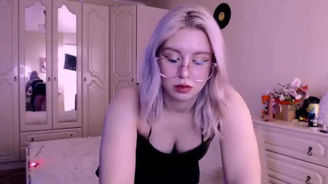 Image 2 of chloejamez Stream on Chaturbate on 19 months ago