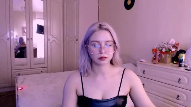 Image 3 of chloejamez Stream on Chaturbate on 19 months ago