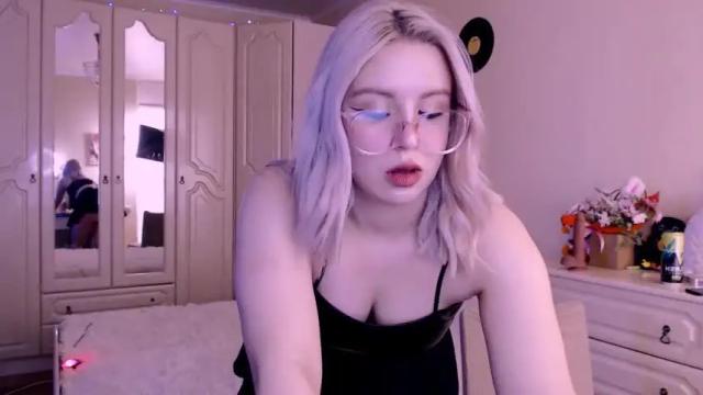 Image 4 of chloejamez Stream on Chaturbate on 19 months ago