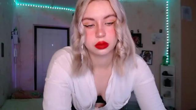 Image 3 of chloejamez Stream on Chaturbate on 19 months ago