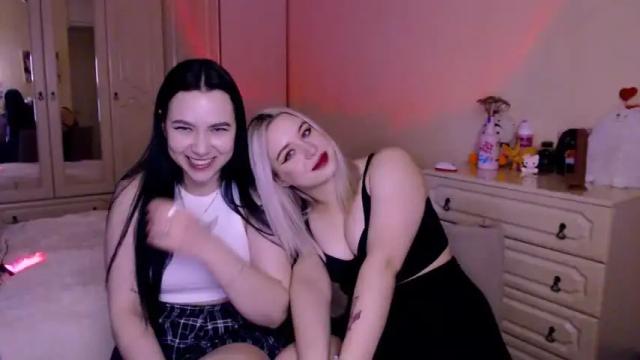 Image 6 of chloejamez Stream on Chaturbate on 18 months ago