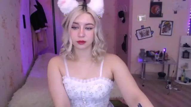 Image 12 of chloejamez Stream on Chaturbate on 18 months ago