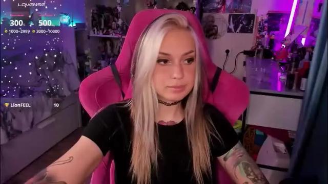 Image 2 of chloekohaku Stream on Chaturbate on 1 month ago