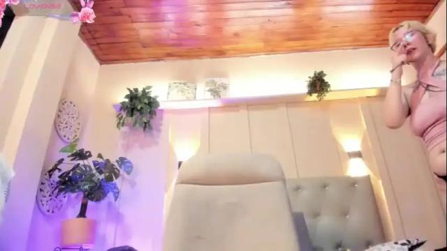 Image 3 of chloerossee Stream on Chaturbate on 2 months ago