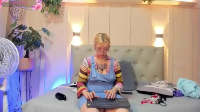 Image 4 of chloerossee Stream on Chaturbate on 1 month ago