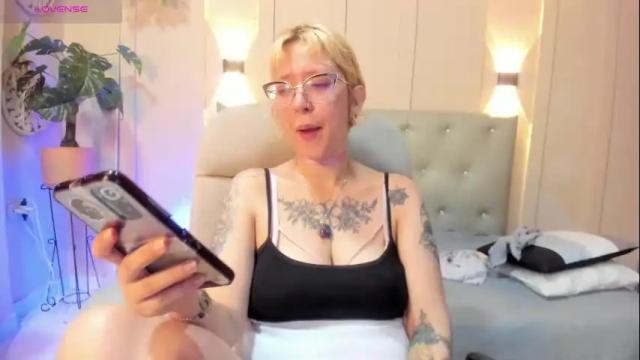 Image 2 of chloerossee Stream on Chaturbate on 1 month ago
