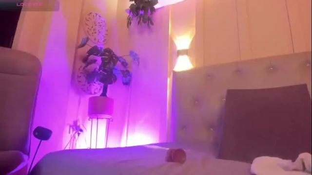 Image 2 of chloerossee Stream on Chaturbate on 1 month ago
