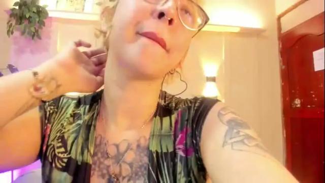 Image 2 of chloerossee Stream on Chaturbate on 1 month ago