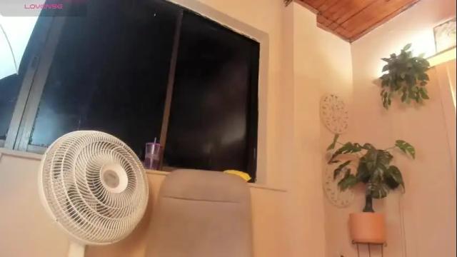 Image 3 of chloerossee Stream on Chaturbate on 1 month ago