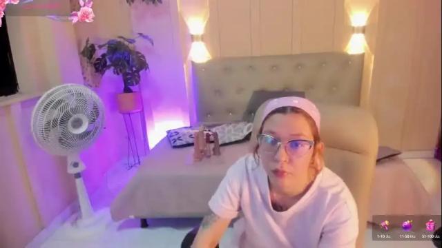 Image 12 of chloerossee Stream on Chaturbate on 14 hours ago
