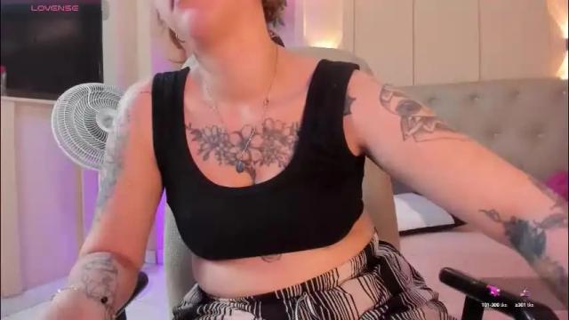 Image 10 of chloerossee Stream on Chaturbate on 2 months ago