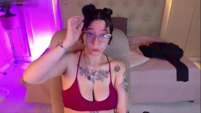 Image 4 of chloerossee Stream on Chaturbate on 28 days ago