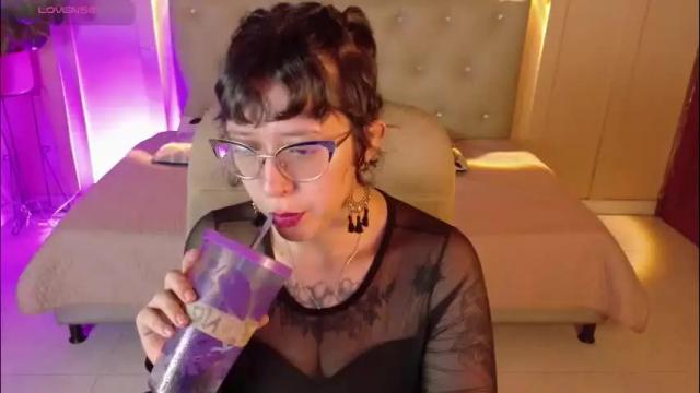 Image 4 of chloerossee Stream on Chaturbate on 8 days ago