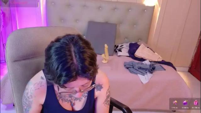 Image 6 of chloerossee Stream on Chaturbate on 3 days ago