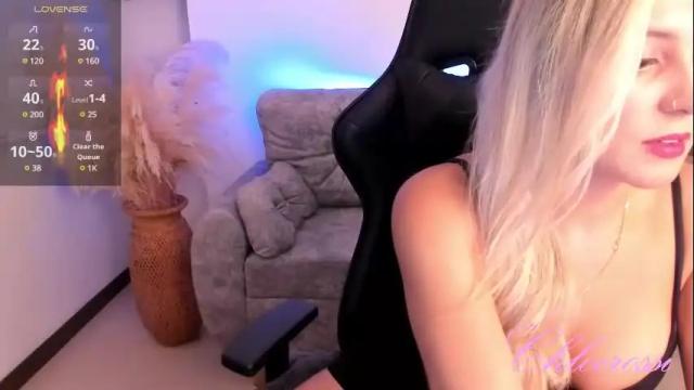 Image 3 of chloerossi Stream on Chaturbate on 1 month ago