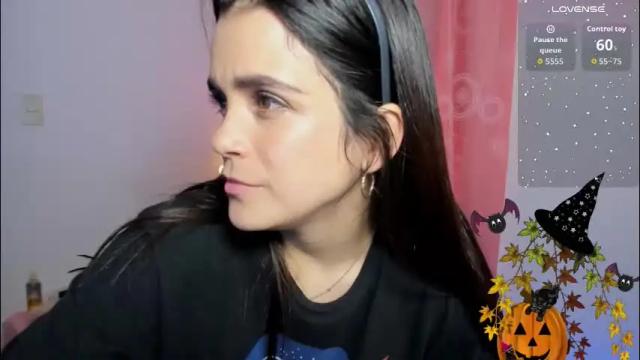 Image 3 of chloesmithx__ Stream on Chaturbate on 3 months ago