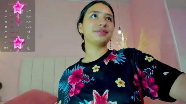 Image 4 of christiine_ Stream on Chaturbate on 14 months ago