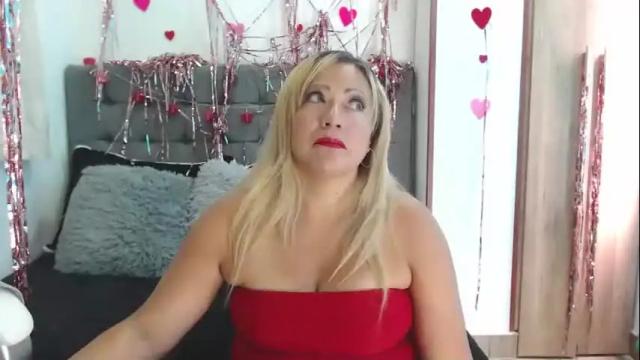 Image 4 of christiinemoore Stream on Chaturbate on 13 days ago