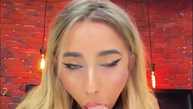 Image 4 of christyna_ross Stream on Chaturbate on 1 month ago