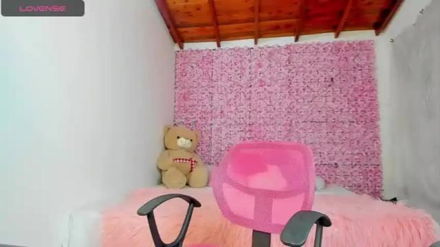 Image 8 of clarahills Stream on Chaturbate on 18 months ago