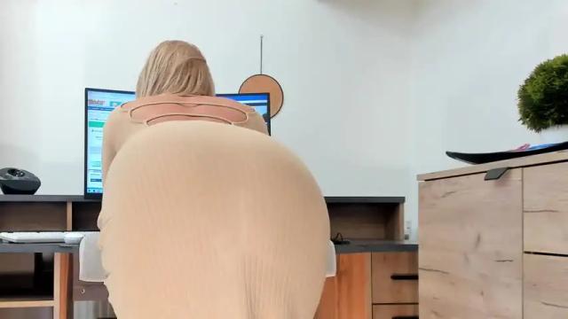 Image 7 of classy_medeeea Stream on Chaturbate on 25 days ago